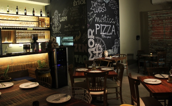 Pizzaria na Vila Madalena traz pizzas com massas integrais em ambiente místico