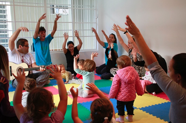 Casa do brincar promove oficinas de musicalização para bebês